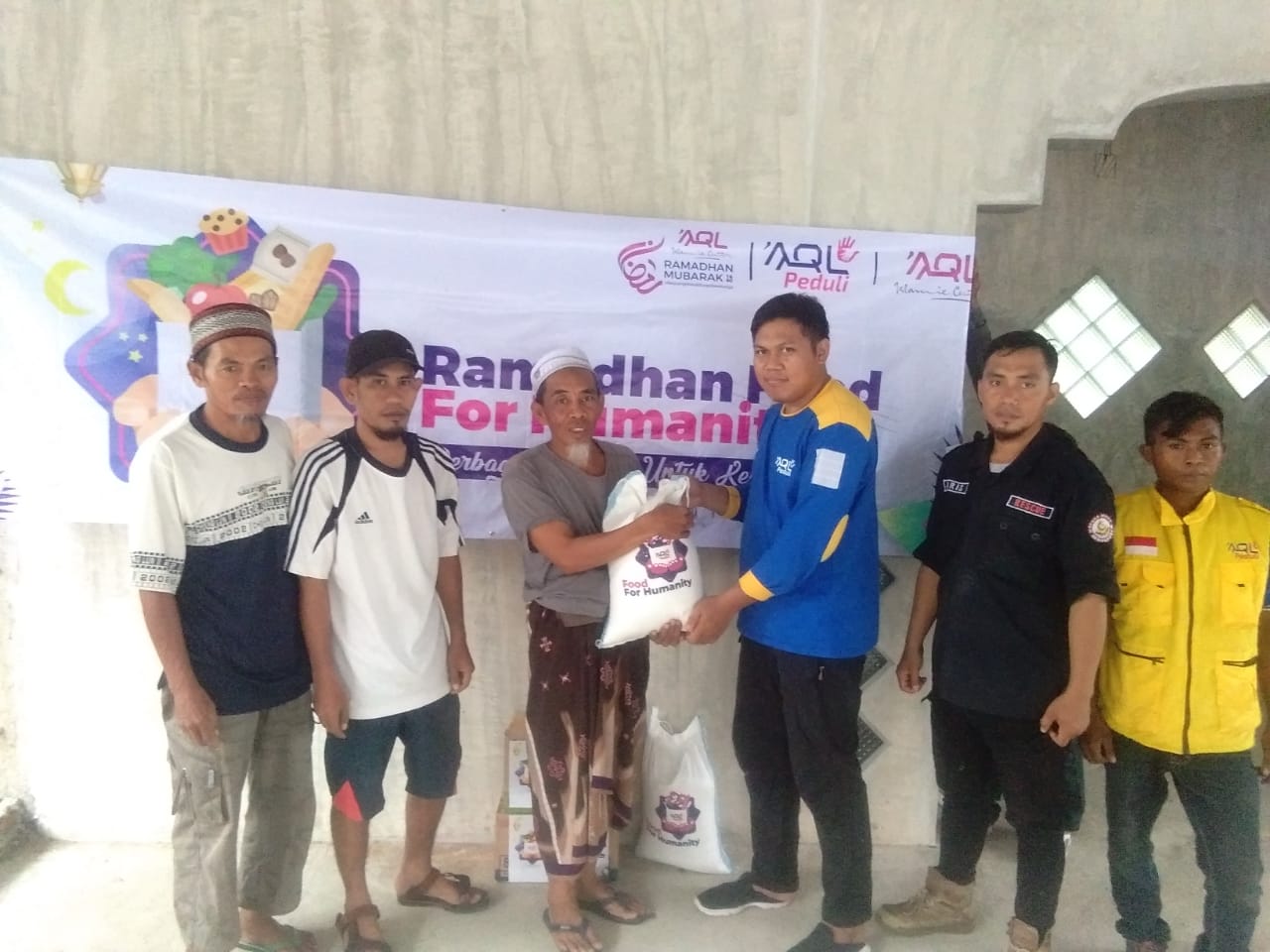 AQL Peduli-WMI Bagikan 1000 Paket Ramadhan untuk Warga Korban Gempa Palu